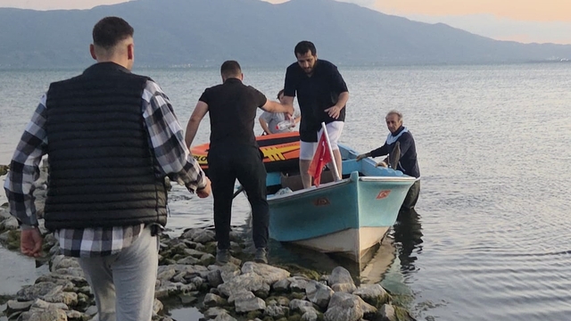 Botla açıldığı İznik Gölü'nde mahsur kalan kişi kurtarıldı