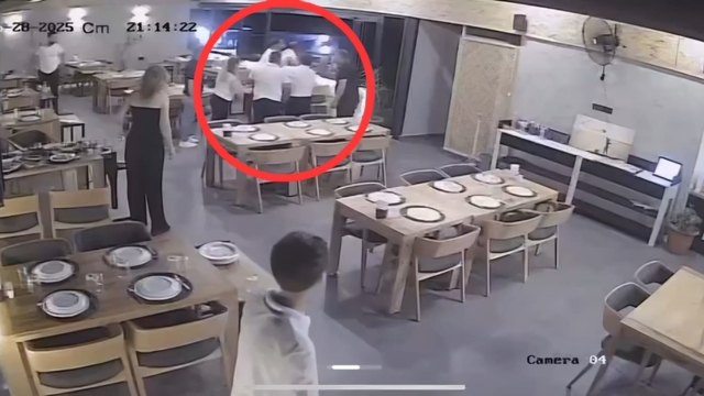 Adana'da restoran sahibinin, müşteriyi Heimlich manevrasıyla kurtardığı anlar kamerada
