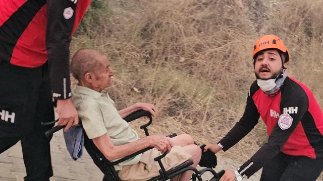 İHH Arama Kurtarma İzmir ekibi, Seferihisar'daki yangında evi yanan engelli kişiyi kurtardı