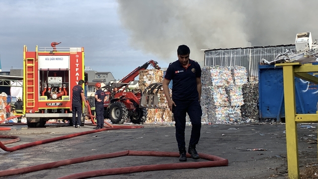 Kocaeli'de geri dönüşüm tesisinde yangın
