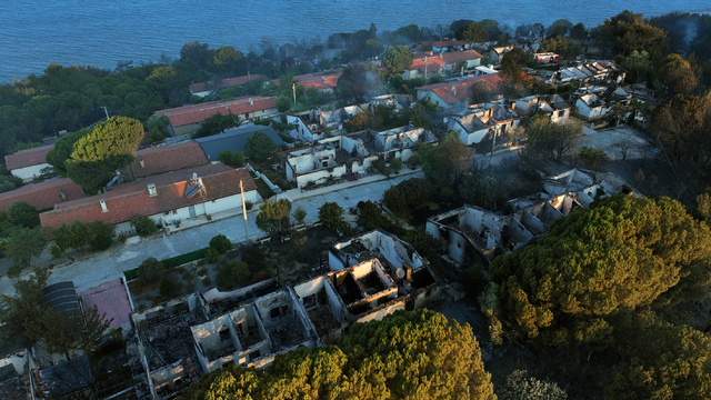 İzmir Seferihisar'daki orman yangınında 345 hanenin bulunduğu sitedeki  bazı evler zarar gördü