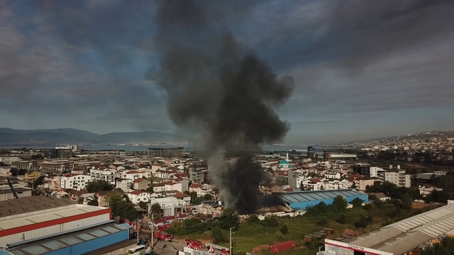 Kocaeli'de geri dönüşüm tesisinde yangın (2)