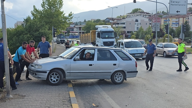 Karabük'te iki otomobilin çarpıştığı kazada 1 kişi yaralandı