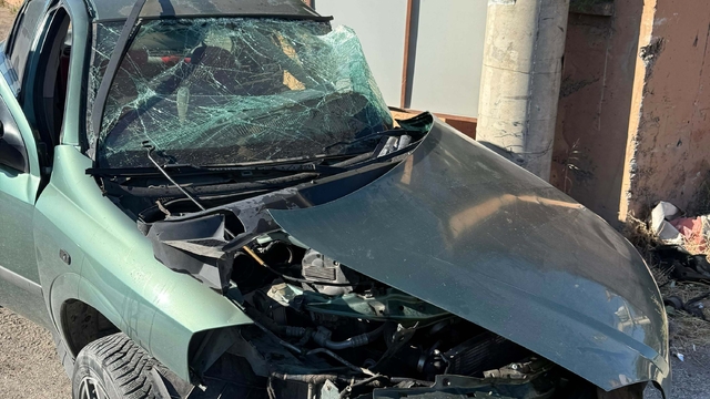 Elektrik direğine çarpan otomobilin sürücüsü öldü