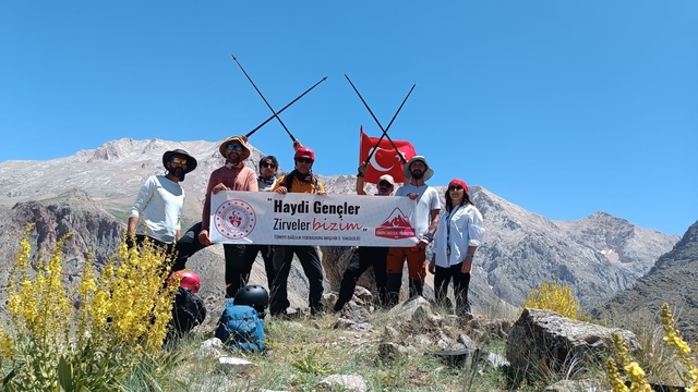 Kırşehirli dağcılara Aladağlar'da temel kamp eğitimi verildi