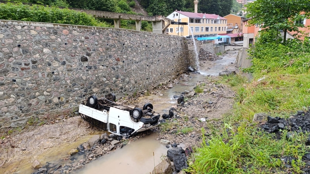 Dereye düşen kamyonet ters döndü; 2 yaralı