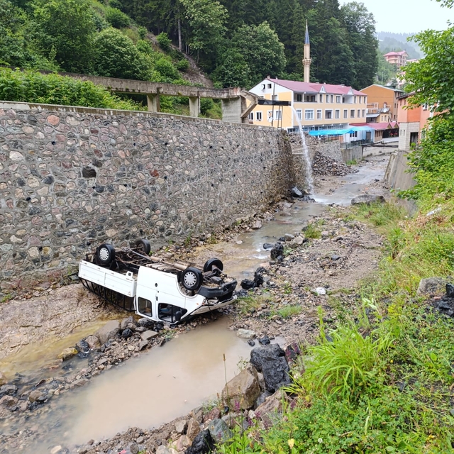 Dereye düşen kamyonet ters döndü; 2 yaralı