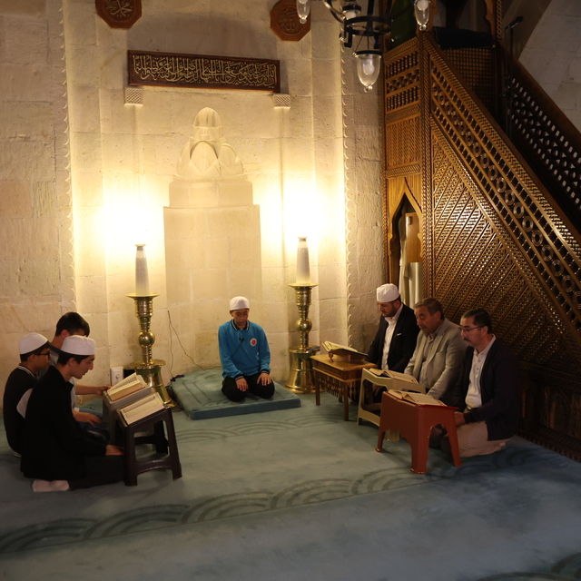 Hafızlığını tamamlayan öğrenci bir günde Kur'an-ı Kerim'i hatmetti