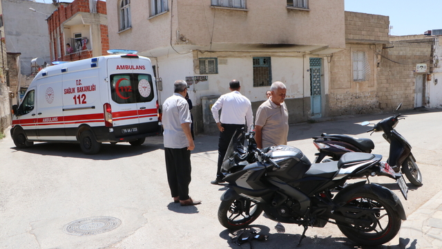 Kilis'te hafif ticari araçla çarpışan motosikletteki 2 kişi yaralandı