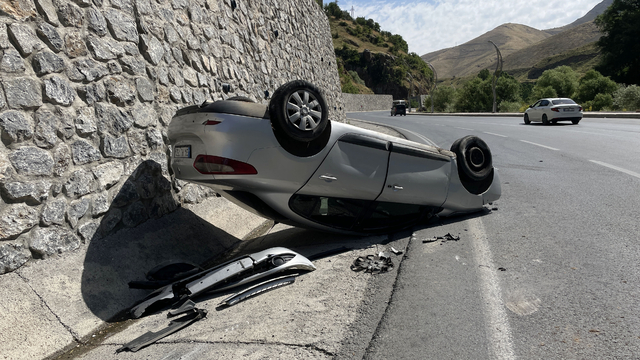 Bitlis'te takla atan otomobilin sürücüsü yaralandı