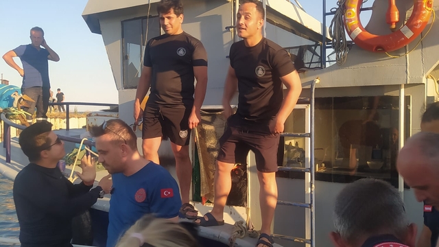 Tekirdağ'da denizde mahsur kalan 3'ü çocuk 4 kişiyi kurbağa adamlar kurtardı