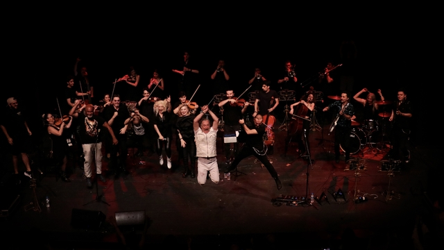 "Uçan şef"in orkestrası, rock parçaları 16 yıldır senfonik yorumla sevdiriyor