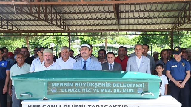 Mersin'de otomobilin çöp kamyonuna çarptığı kazada ölen işçinin cenazesi defnedildi