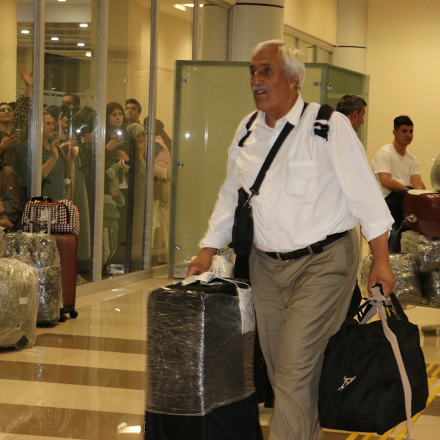 Kutsal topraklardan Ağrı'ya dönen hacılar alkışlar ve çiçeklerle karşılandı