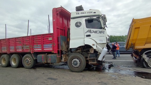 Anadolu Otoyolu'nda çarpışan iki kamyonun sürücüsü yaralandı