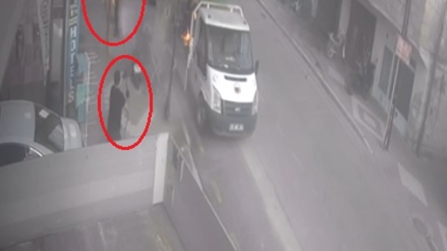 Kamyonetin kasasındaki jeneratör patladı; alevler tamirciye sıçradı