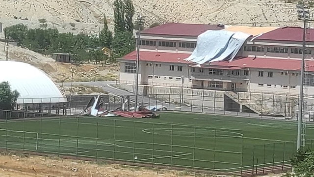 Malatya'da şiddetli rüzgar spor salonuna zarar verdi