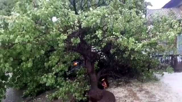 Kağızman'da dolu ve sağanak nedeniyle caddeler göle döndü