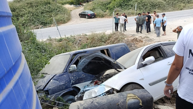 Yalova'da panelvan ile otomobilin karıştığı kazada 3 kişi yaralandı