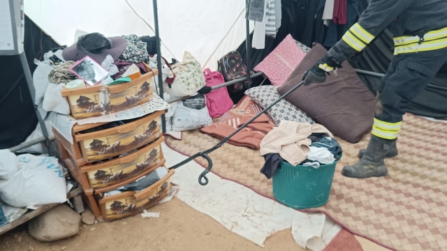 Bingöl'de çiftçilerin çadırına giren yılanı itfaiye ekipleri çıkardı