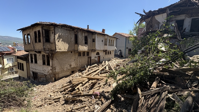 Tokat'ta tehlike arz eden metruk binalar yıkıldı