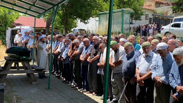 Sakarya'da devrilen traktörde yaşamını yitiren kadın defnedildi