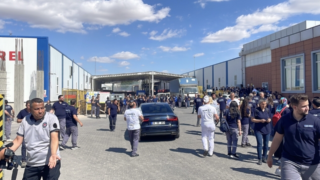 Eskişehir'de fabrikada çıkan yangına müdahale ediliyor