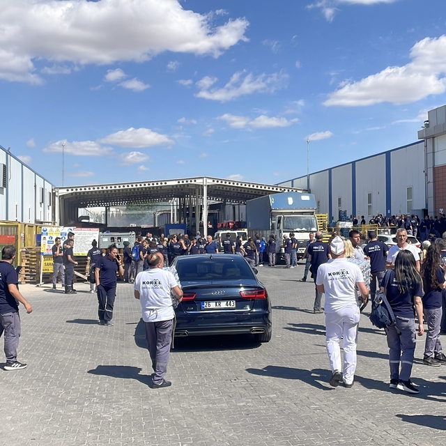 Eskişehir'de fabrikada çıkan yangına müdahale ediliyor