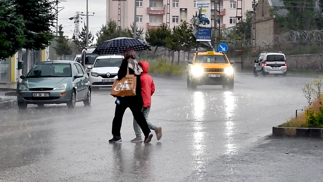 Kars'ta kuvvetli sağanak ve dolu etkili oldu