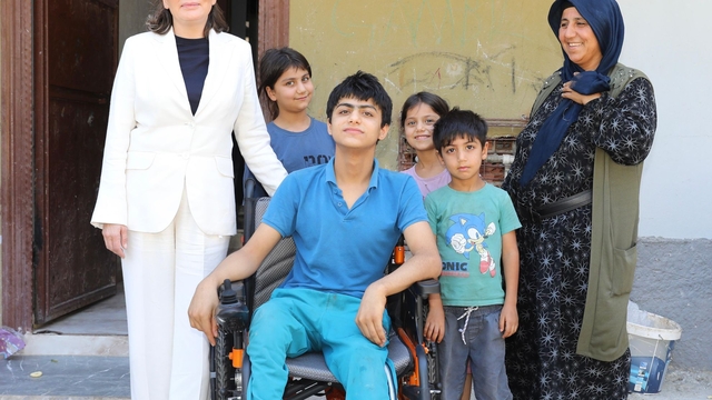 Adana'da tekerlekli sandalyesi çalınan engelli çocuğa AK Parti'den destek