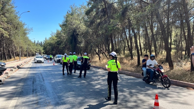 Adana'da trafik polisleri, sürücüleri orman yangınlarına karşı uyardı