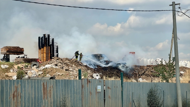 Kocaeli'de palet fabrikasında çıkan yangın söndürüldü