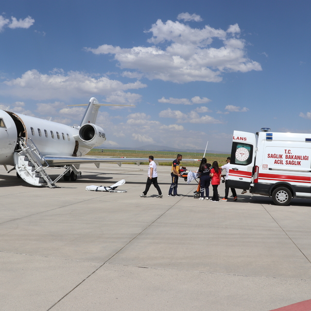 Ağrı'da rahatsızlanan Down sendromlu çocuk, ambulans uçakla Ankara'ya gönde...