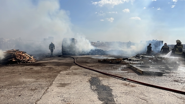 Palet imalathanesinin depolama sahasındaki yangında minibüs yandı