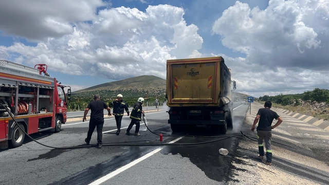 Elazığ'da seyir halindeki kamyonda çıkan yangın söndürüldü