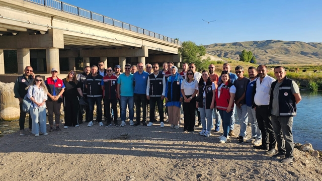 Van'da su ürünleri kontrol ekipleri inci kefallerinin üreme alanlarını denetledi