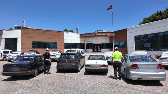 Trafiği kapatıp drift atan sürücülere 52 bin TL ceza