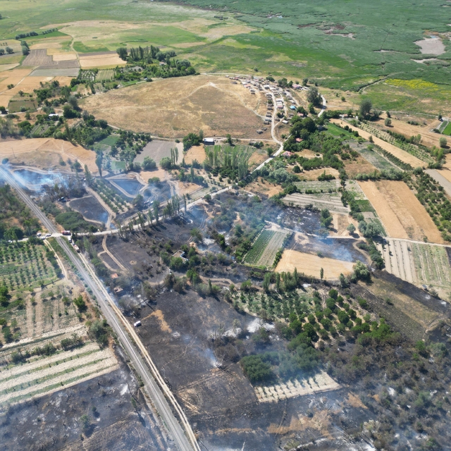 Afyonkarahisar'da tarım arazilerinde çıkan yangın söndürüldü