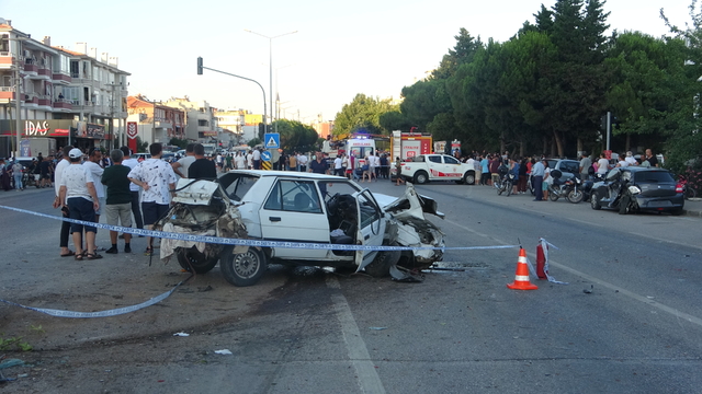 Çanakkale'de freni boşalan kamyon trafik ışığındaki 4 araca çarptı, 4 kişi yaralandı