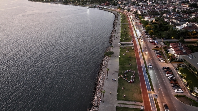 Fethiye'de sıcak havadan bunalanlar sahilde yoğunluk oluşturdu