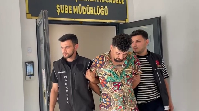 Durdurulan araçta 82 kilo metamfetamin ele geçirildi (2)