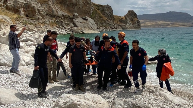 Van'da serinlemek için göle giren genç boğuldu