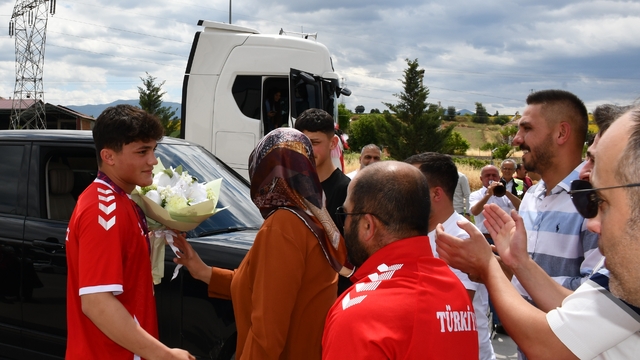Avrupa 15 Yaş Altı Güreş Şampiyonası'nda altın madalya kazanan Yusuf, Samsun'da coşkuyla karşılandı