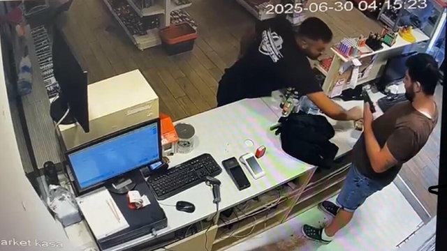 Bodrum'da veresiye sigara vermeyen market çalışanı bıçaklandı; o anlar kamerada
