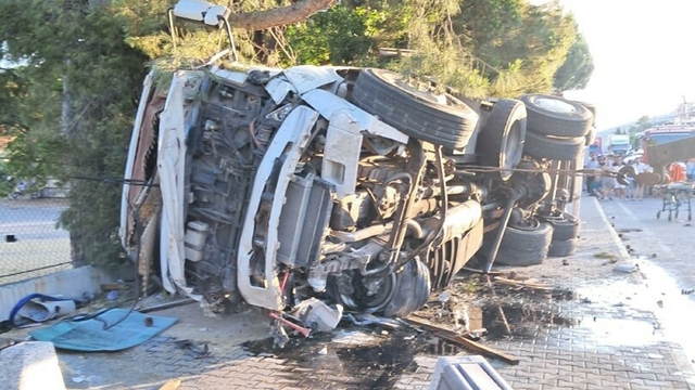 Freni patlayan kamyon trafik ışığında bekleyen 4 otomobile çarptı: 3 yaralı