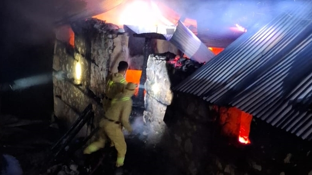 Mersin'de metruk evde çıkan yangın ormanlık alana sıçramadan söndürüldü