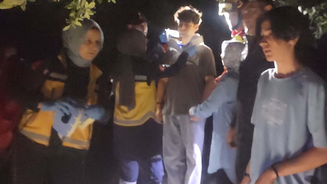 Dağda mahsur kalan 2 kardeş, 4 saat sonra kurtarıldı