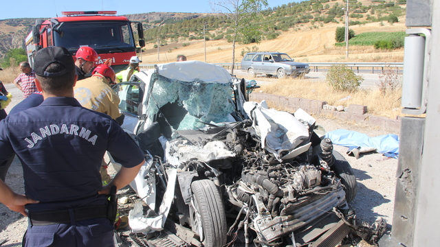 Manisa'da park halindeki tıra arkadan çarpan otomobildeki baba ve 3 çocuğu öldü