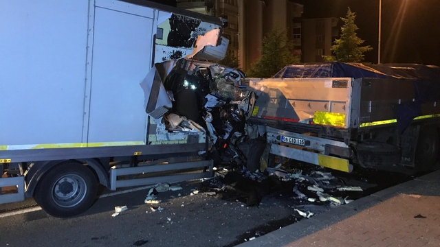 Uşak'ta park halindeki tıra arkadan çarpan kamyonetteki 1 kişi öldü, 1 kişi yaralandı