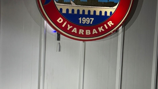 Diyarbakır'da bir otomobilde 2 kalaşnikof ele geçirildi